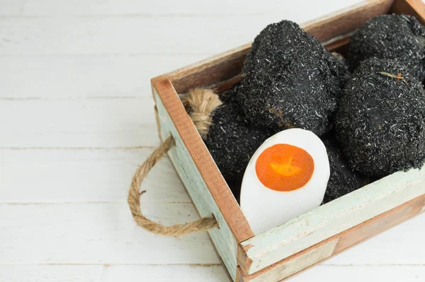 Tuzlu ördek yumurta beyaz ahşap zemin üzerinde