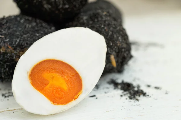 Tuzlu ördek yumurta beyaz ahşap zemin üzerinde 