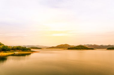 Göl Manzaralı Krachan Kaeng Milli Parkı Tayland at