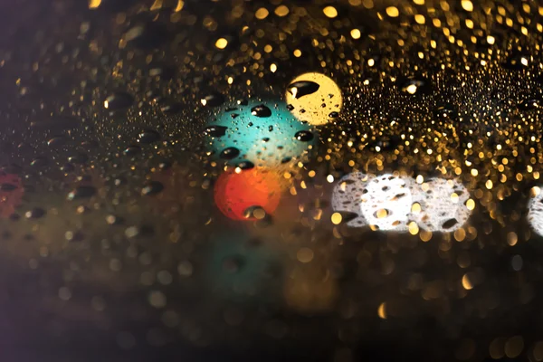 Gotas de chuva na grama da janela à noite — Fotografia de Stock