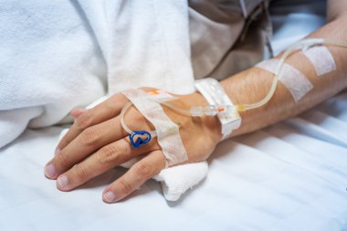 Serum fizyolojik solüsyonu ile hasta el