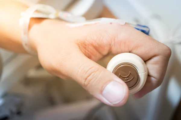 선택적으로 응급 간호사 호출 버튼을 누르면 환자 손 — 스톡 사진