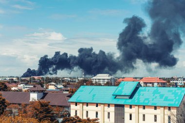 Yangından çıkan siyah duman yerleşim bölgesinde