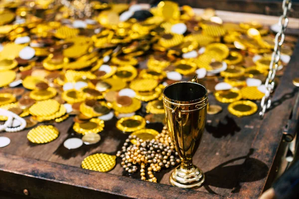 Tesoro Antiguo Trofeo Oro Con Monedas Para Riqueza Lujo Concepto — Foto de Stock