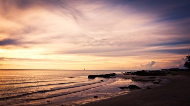 Gündoğumu sırasında doğal deniz manzarası