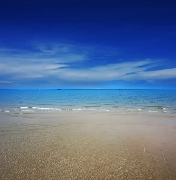 清澈的水，是在沙滩上蓝蓝的天空 — 图库照片