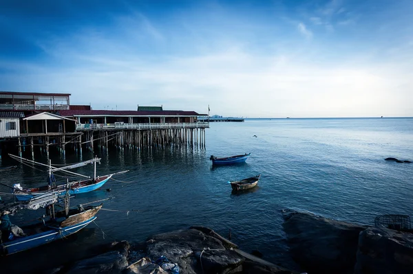 Barco de pesca y casa de huéspedes al amanecer — Foto de Stock