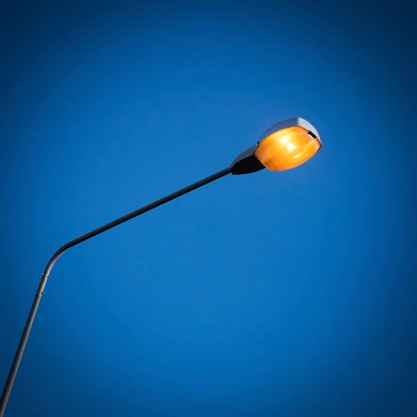 Sokak açık mavi gökyüzü arka plan ile ışık