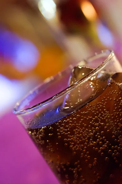 Glass of cola on counter bar at night time — Stock Photo, Image