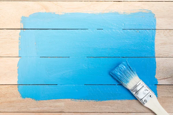 Ahşap zemin üzerine fırça ile mavi boya boşluk