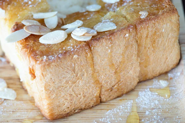 Медовий тост з сиропом і нарізаним мигдалем — стокове фото