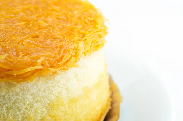Primer plano del pastel de hilo de yemas de huevo de oro sobre fondo blanco —  Fotos de Stock