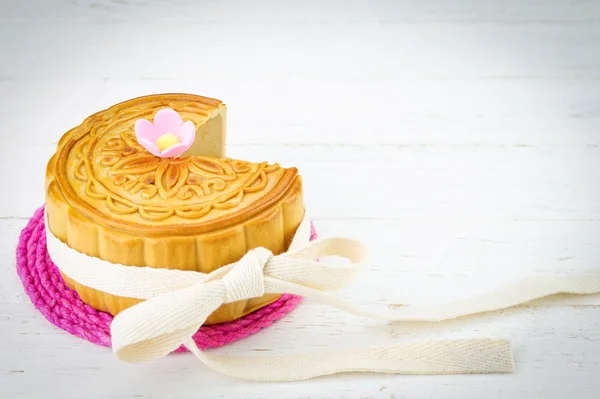 Decorated Chinese mooncake on white wood background — Stock Photo, Image