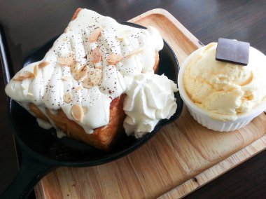 Tereyağı tost dondurma ile