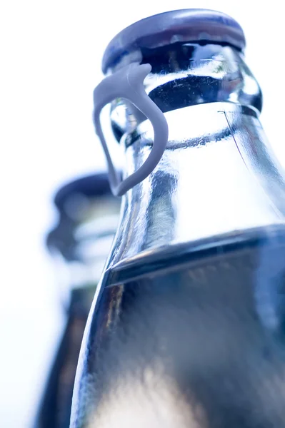 Botol-botol gelas air dengan titik fokus selektif — Stok Foto