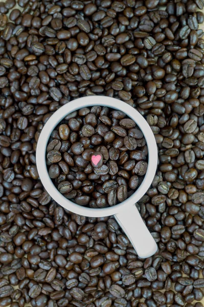 Caneca branca e grãos de café fundo — Fotografia de Stock