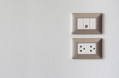 Elektronik fişleri ile kaba beton duvar