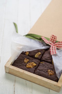 Ahşap kutusunda cevizli çikolatalı kek dekore edilmiş