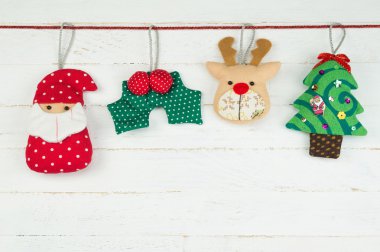 Beyaz ahşap backgro iple asılı Noel bebek süsleme