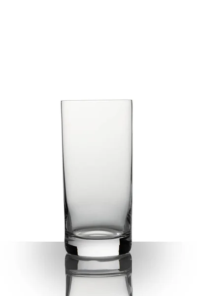 Copa Vino Blanco Sobre Superficie Reflectante Sobre Fondo Blanco — Foto de Stock