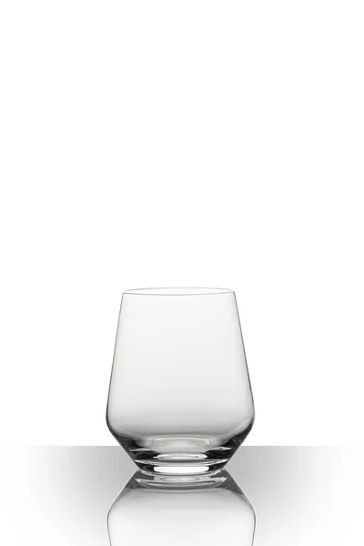 Copa Vino Blanco Sobre Superficie Reflectante Sobre Fondo Blanco — Foto de Stock