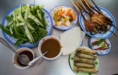 Asya mutfağı yemekleri gri masaya ayarla