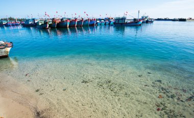  Tekneler ve gemiler Adası yakınlarında deniz kalıyor
