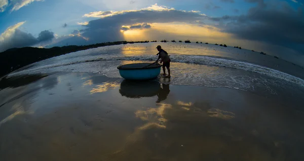 Fisherman works in sunrise — Stock Photo, Image