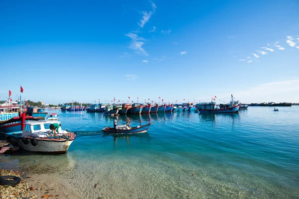 Boats and ships staying in sea near island — Stock Photo, Image