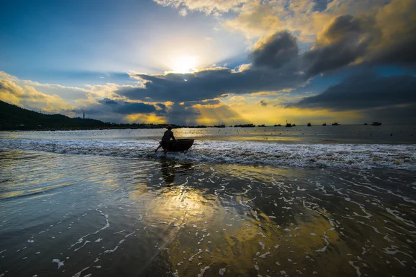 Рибалки працює в sunrise — стокове фото