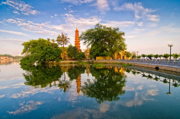 Tran Quoc pagode in vroege ochtend in Hanoi, Vietnam — Stockfoto