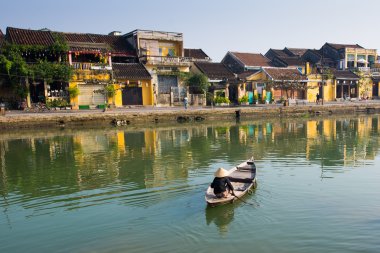 Bir tekne Hoai nehir, Vietnam.