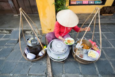 Vietnam 'daki sokak satıcısı.