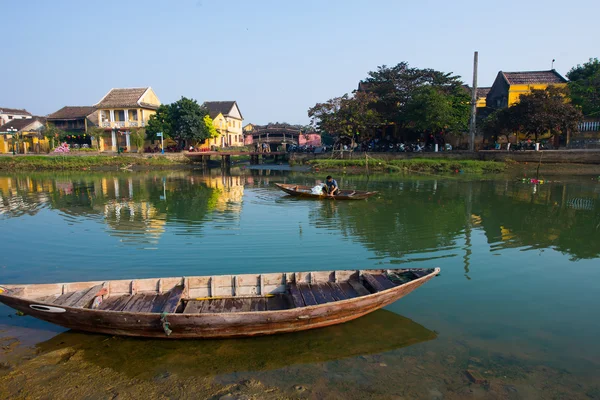 Barcos en Río Hoai, Vietnam . — Foto de Stock