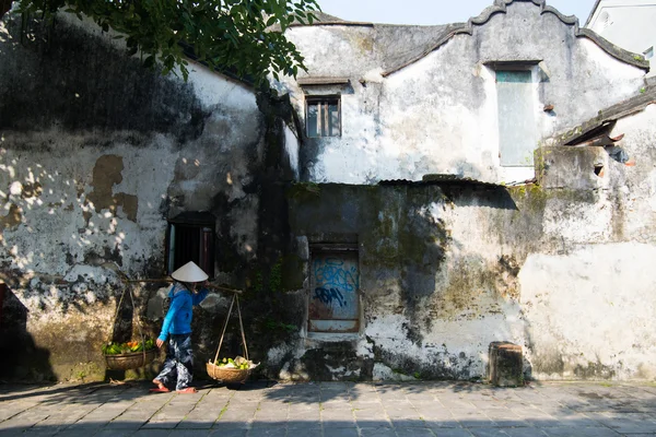 Vietnam 'daki sokak satıcısı.