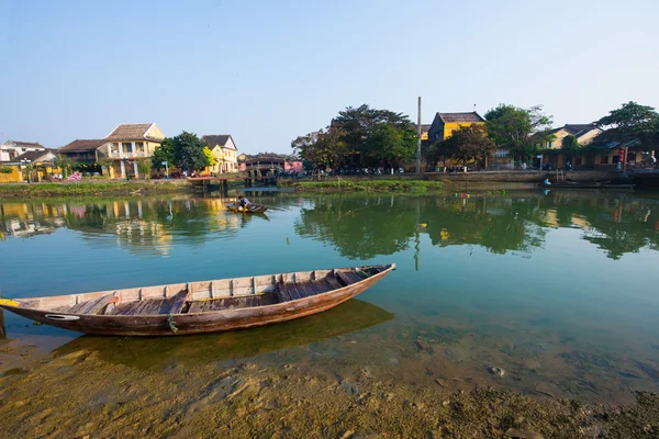 Un barco en el río Hoai, Vietnam . — Foto de Stock