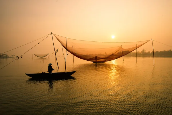 Unidentified fisher man check his nets — Stock Photo, Image