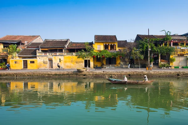 Bir tekne Hoai nehir, Vietnam.