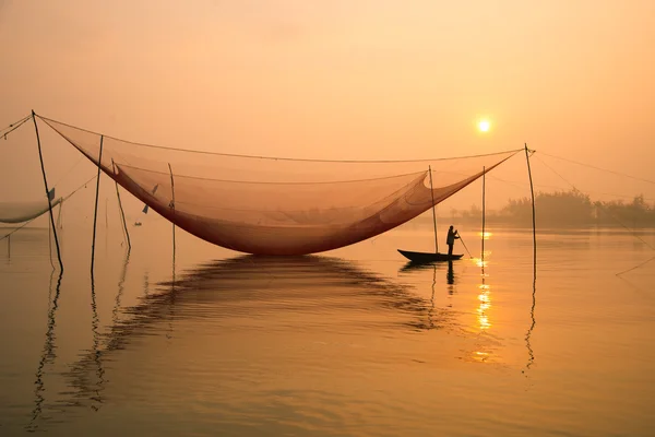 Pescador não identificado verifica as redes — Fotografia de Stock