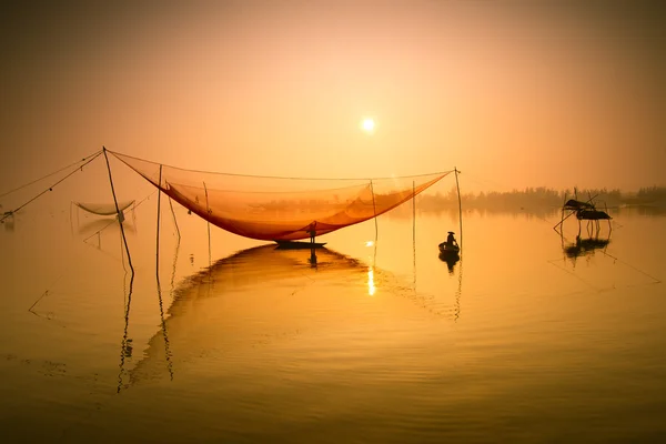 Pescador não identificado verifica as redes — Fotografia de Stock
