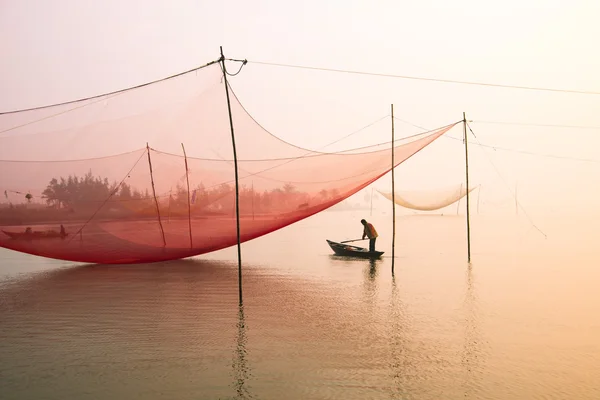 Niet-geïdentificeerde fisher man controleren zijn netten — Stockfoto