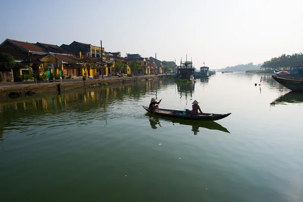 Barcos en Río Hoai, Vietnam . — Foto de Stock