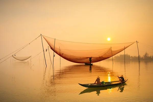 El pescador no identificado revisa sus redes. — Foto de Stock