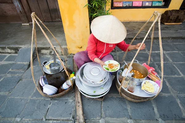 Vietnam 'daki sokak satıcısı.
