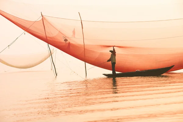 Niet-geïdentificeerde fisher man controleren zijn netten — Stockfoto