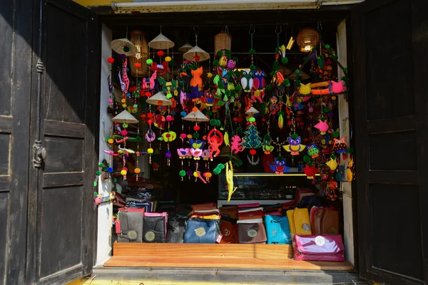 Ambachtelijke winkel in de oude stad Hoian. Rechtenvrije Stockfoto's