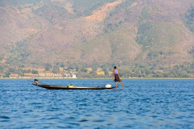 Balık yemek için balıkçı yakalar