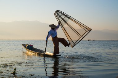 Balık yemek için bir balıkçı yakalar