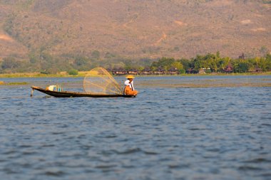 Bir adam atmak net balık yakalamak için