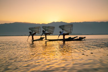 Üç balıkçı yakalar balık